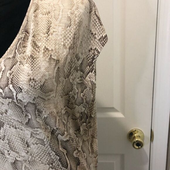 White House Black Market snake skin print cap sleeve blouse top - Picture 4 of 8